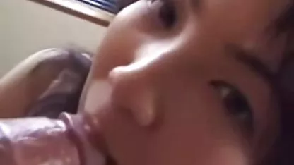 Caliente Kylie y novia caliente chupar la polla carnosa colegialas orientales