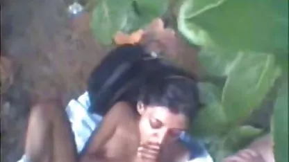 Bonita perra hizo una perforación de colegiala mamando polla la papila