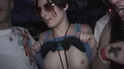 Un calvo macho hermosas colegialas xxx folla con su fuerte la polla de un joven, delgado perra