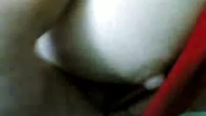 Blondie se frota su coño excitado y comenzó a tener sexo con un chico las mejores colegialas