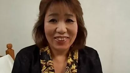 Depravado hombre tuvo la suerte de poder follar colegialas japonesas cachondas con una rubia tetona con un tatuaje en su cuerpo