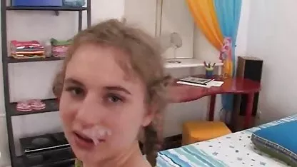 Una esposa obediente colegialas culonas cogiendo se sirvió una copa de vino a su marido y enmarca su anal
