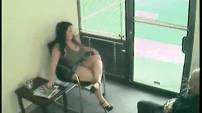 Morena es follada por un hombre en xvideos de escolares un sofá azul
