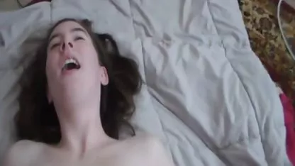Una fresca selección de jóvenes y sexys chicas que se follan en sexo con una colegiala diferentes poses