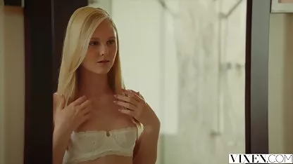 Chica caliente que juega en la cámara lo mejor de una colegiala con su consolador