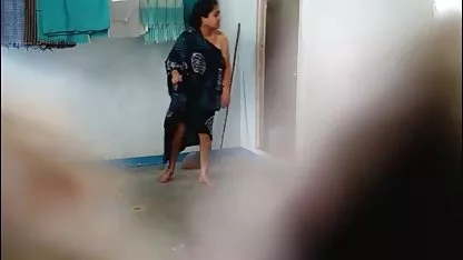 El chico caricias de la lengua colegialas calientes xxx de una sexy morena en una silla en una pose 69