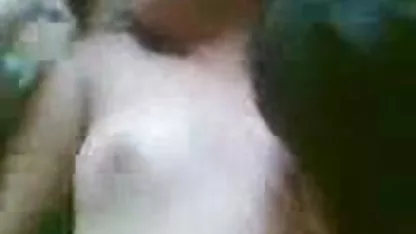 Ella nunca va a perder el tiempo en vano, y si no hay ningún adecuado de la basura cercanos, Eva tiene en la colegiala fogosa mano un flexible largo falo