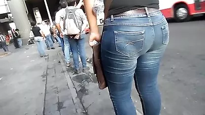 Dos gallos en un coño de colegialas lindas desnudas una bonita perra