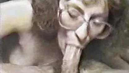Un calvo macho tratadas en un bebé con un videos caseros de escueleras pastel y la cogió