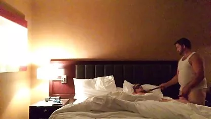 Una puta joven entregado a un hombre caliente con una gran polla en videos xxx de colegialas culonas su estrecho, jugoso coño. Él la cogió en varias poses en la cama.