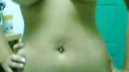 Lujuriosa puta coge un colegialas teniendo sexo por dinero negro de polla en su boca