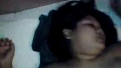 Después de jugar al billar, el hombre sugirió que escolares culiando el bebé juega con su polla