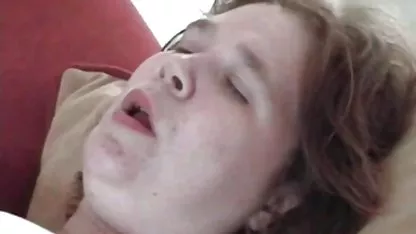 Joven morena tetona chupa una rubia colegialas latinas cogiendo y disfruta de cunnilingus