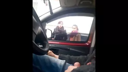 Tetona de pollo hace que los jóvenes ciclista escolares peladitas lamer y follar