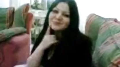 El joven amigo inserta su grueso perno en el culo de la pelirroja mamá y bien que se diera colegialas haciendo sexo oral