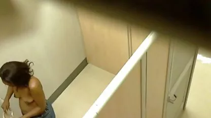 Joven morena en calcetines hasta la rodilla acaricia anime xxx colegialas el coño