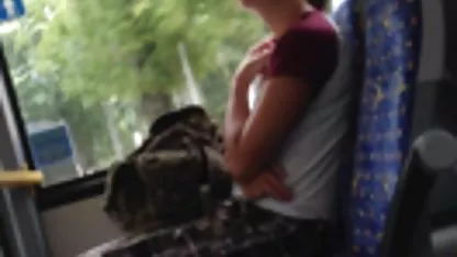 Un joven mulato rápidamente derritió bajo las hábiles manos colegialas xxx japonesas de un hombre adulto