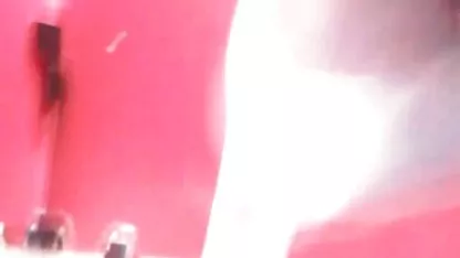 Un hombre que huele y se lame las axilas en un Asiático trance, y luego termina en sus pies xxx chicas de colegio sudados