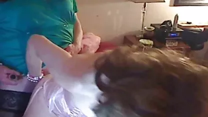 Morena se acaricia el colegialas masturbandose rico coño afeitado
