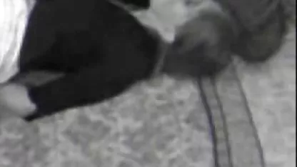 Una joven colegialas chibolitas mujer Asiática gemido de placer cuando un amigo se acaricia los pezones con un vibrador y trata de encontrar clitorals en su coño peludo y cosquillas