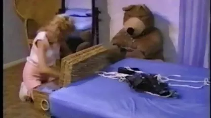 Tio puso la tetona puta en la cama, extendió sus deliciosas piernas colegialas mexicanas calientes y se inserta su gordo amigo en su cueva