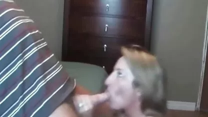 Perra poner un vaso debajo de una polla de goma y empapado de ella misma en pornografia colegialas cum