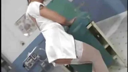 Una bonita perra colegialas peruanas masturbandose chupa un miembro de un auxiliar trabajador