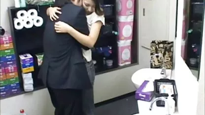 El estudiante se masturba videos xxx escolares su tronco largo y, a continuación, su novia pechugona entra, que se ofrece de voluntario para ayudar a él, hace un frío de succión y se la follan en varias poses en la cama