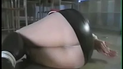 La belleza hace una mamada delante de la xxx colegialas rubias cámara