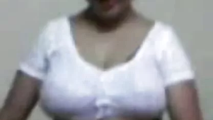 Fantástica rubia acaricia su coño sexo anal con una colegiala