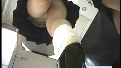 Cachonda estudiante Holly se acaricia a sí misma en la clase colegialas bañándose