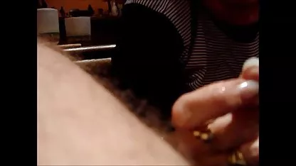 Una tía tetona chupa sexis colegialas xxx dos pollas al mismo tiempo, entonces ella se convierte en un barril y ofrece uno de sus jóvenes hijos de puta a instalarse detrás de ella, insertar profundamente en su culo, y ella va a chupar otra polla como un dulce caramelo