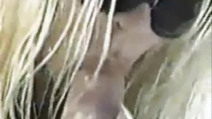 Una joven morena lavar el coche de un hermoso hombre negro y le follan colegiala cogiendo rico