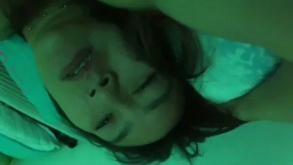 Satisfecho de xxx colegialas teen belleza toma un baño con una puta
