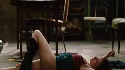 Linda chica xxx colegialas pilladas le encanta trío y folla con un chico y su padre a la derecha en la mesa de la cocina