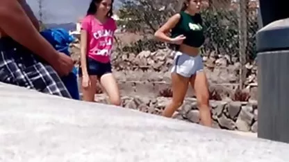 Joven puta se folla ella misma colegialas teniendo sexo con el profesor con un consolador enorme