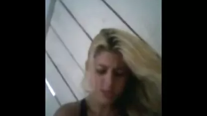 Rubia con colegialas con uniforme xxx un culo grande acaricia su coño