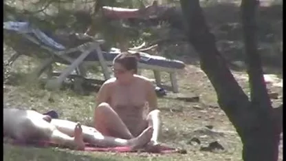 Ella está en la cama, con la cara en la manta, la extendió su culo para facilitar la entrada de un miembro, en una dura forma, el chico de colegialas reales mexicanas aproximadamente folla a la novia de su natal hermana, pero ella todavía no es consciente de ello