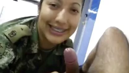 Caliente de la colegialas super calientes belleza se acaricia el coño con los dedos