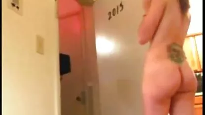 Hermosa cólegialas perra chupa la polla de rodillas