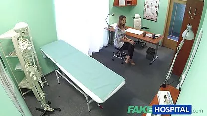 La colegialas pornohub belleza Remy Lacroix lame el ano de un tío y ella se corre de beso negro