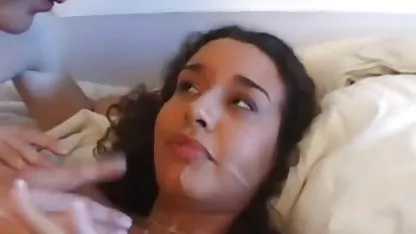 Chica joven se sienta video xxx escolares coño en la boca de una perra, y luego en un miembro de el hijo de puta