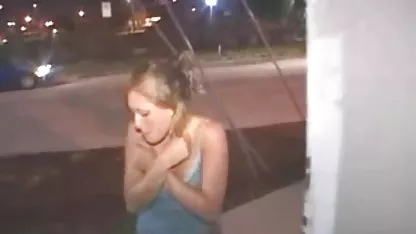 Bello sexo pareja xxx colegialas cachondas en la nieve sofá blanco