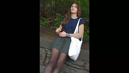 Morena en las fundas de las colegialas calientes de secundaria almohadas con hermosos pechos chupa la polla
