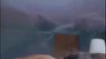 La famosa modelo you porn colegialas porno en un traje de baño transparente lentamente danzas y muestra sus pechos, toca a ella y, finalmente, pasa por el coño con sus manos, comienza a masturbarse