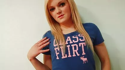 La chica en el pasillo se cambia de ropa, se quita las bragas y el sujetador, los cambios y entra en la habitación donde la joven la colegialasrealesxxx llamó. Camina alrededor del apartamento con una cámara y se lleva a casa el porno con una novia