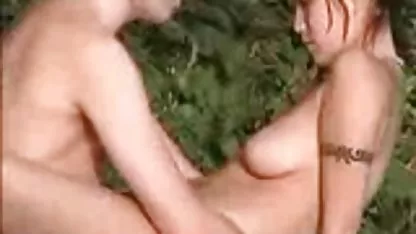 Calvo se folla a una joven pelirroja chica en el videos xxx de colegialas chilenas cuarto de baño anal