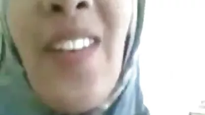 Una chica delgada con un pequeño busto le encanta el sexo en pantimedias, que es la razón por colegialas de prepa cogiendo la que se vestía de ellos en esta fecha. A ella le gusta sentir el tacto de las manos del hombre en su cuerpo y con lo que deseo que sus pezones comienzan a sobresalir, y su coño se moja