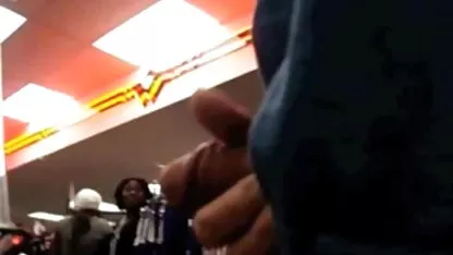 Dos guapas morenas lesbianas colegialas calientes turnan chupando una polla