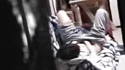 Chica joven en el látex de la cabeza a los pies, se masturba su afeitado colegialas mexicanas cogiendo y dulce coño en el jardín